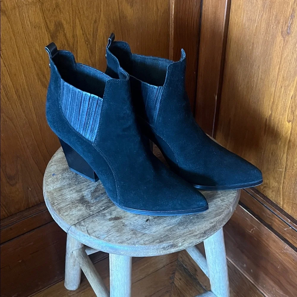Elegant Black Donald J Pliner Suede Ankle Boots - Picture 1 of 6